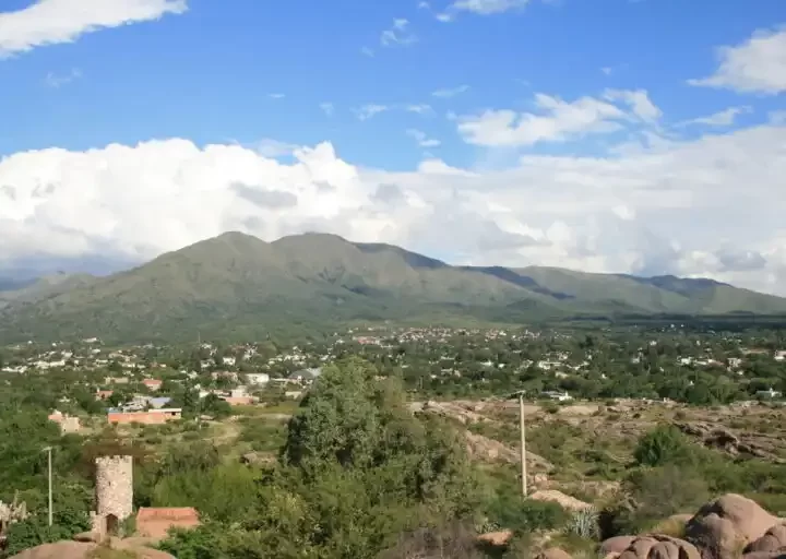 ¿Por qué Capilla del Monte? Belleza natural y ambiente tranquilo Capilla del Monte se encuentra en las estribaciones de las Sierras Chicas y es conocido por sus paisajes montañosos, sus ríos cristalinos y sus senderos para caminatas. Si estás buscando un lugar para desconectar del estrés de la vida cotidiana y disfrutar de la naturaleza, Capilla del Monte es la elección perfecta. Su ambiente tranquilo y relajado te ayudará a recargar las energías y a encontrar la paz interior. Comunidad amigable y acogedora Otro motivo para elegir Capilla del Monte es su comunidad amigable y acogedora. La gente es amable y siempre está dispuesta a ayudar a los demás. Si eres nuevo en el pueblo, te sentirás como en casa en poco tiempo. Además, la comunidad local es muy unida y siempre hay eventos y actividades en los que puedes participar y conocer a nuevas personas. Rica cultura local Capilla del Monte cuenta con una rica cultura local, que se refleja en su gastronomía, su música y sus festivales. Si te interesa conocer la cultura argentina en profundidad, Capilla del Monte es un excelente lugar para hacerlo. Además, si eres artista o creativo, encontrarás inspiración en los paisajes y la atmósfera del pueblo. Proximidad a la ciudad de Córdoba A pesar de su ambiente tranquilo y relajado, Capilla del Monte se encuentra a solo 90 kilómetros de la ciudad de Córdoba, la segunda ciudad más grande de Argentina. Esto significa que puedes acceder fácilmente a servicios públicos y oportunidades de trabajo si es necesario. Si quieres disfrutar de las ventajas de la vida en el campo sin renunciar a los beneficios de la ciudad, Capilla del Monte es una excelente elección. Conclusión En resumen, Capilla del Monte es una joya escondida en la provincia de Córdoba, con una belleza natural impresionante, una comunidad amigable y acogedora, una rica cultura local y una ubicación conveniente cerca de la ciudad de Córdoba. No es de extrañar que ChatGPT la haya elegido como su lugar para vivir en caso de buscar un cambio en su vida.