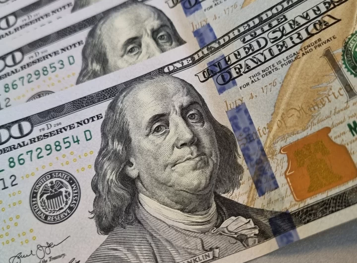 El dólar informal escaló $10 hasta los $418, tras tocar durante el día los inéditos $421