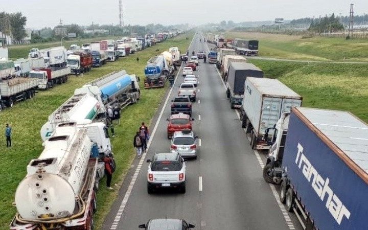 Levantamiento de paro de fleteros en Rosario y la región