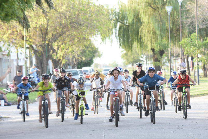 Ciclismo en los barrios: Promoviendo el deporte y la diversión en la avenida Providentti, barrio Belgrano
