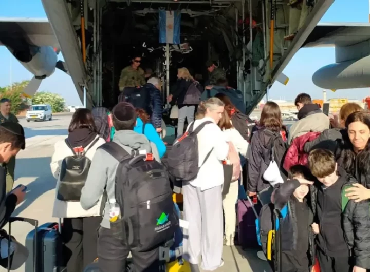 Argentinos evacuados de Israel llegan a Ezeiza mañana