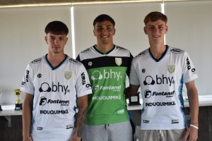 Tres firmas, una misma ilusión: los nuevos profesionales de Atlético Rafaela.