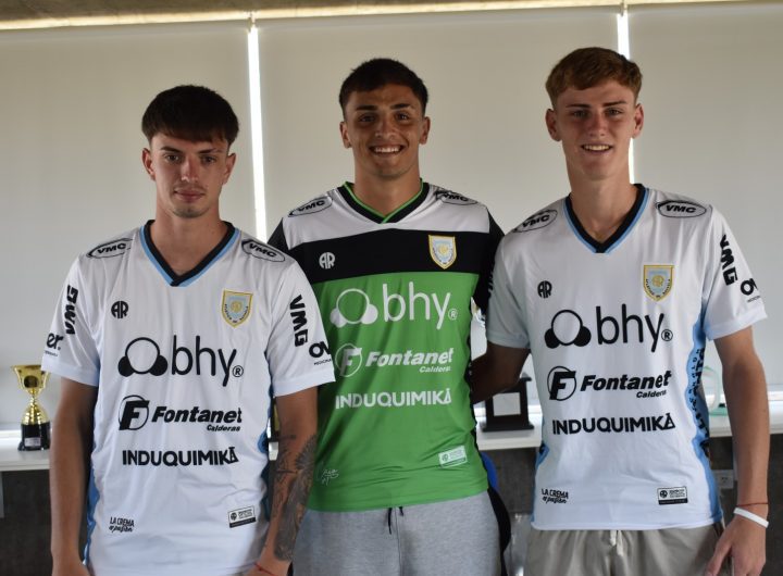 Tres firmas, una misma ilusión: los nuevos profesionales de Atlético Rafaela.