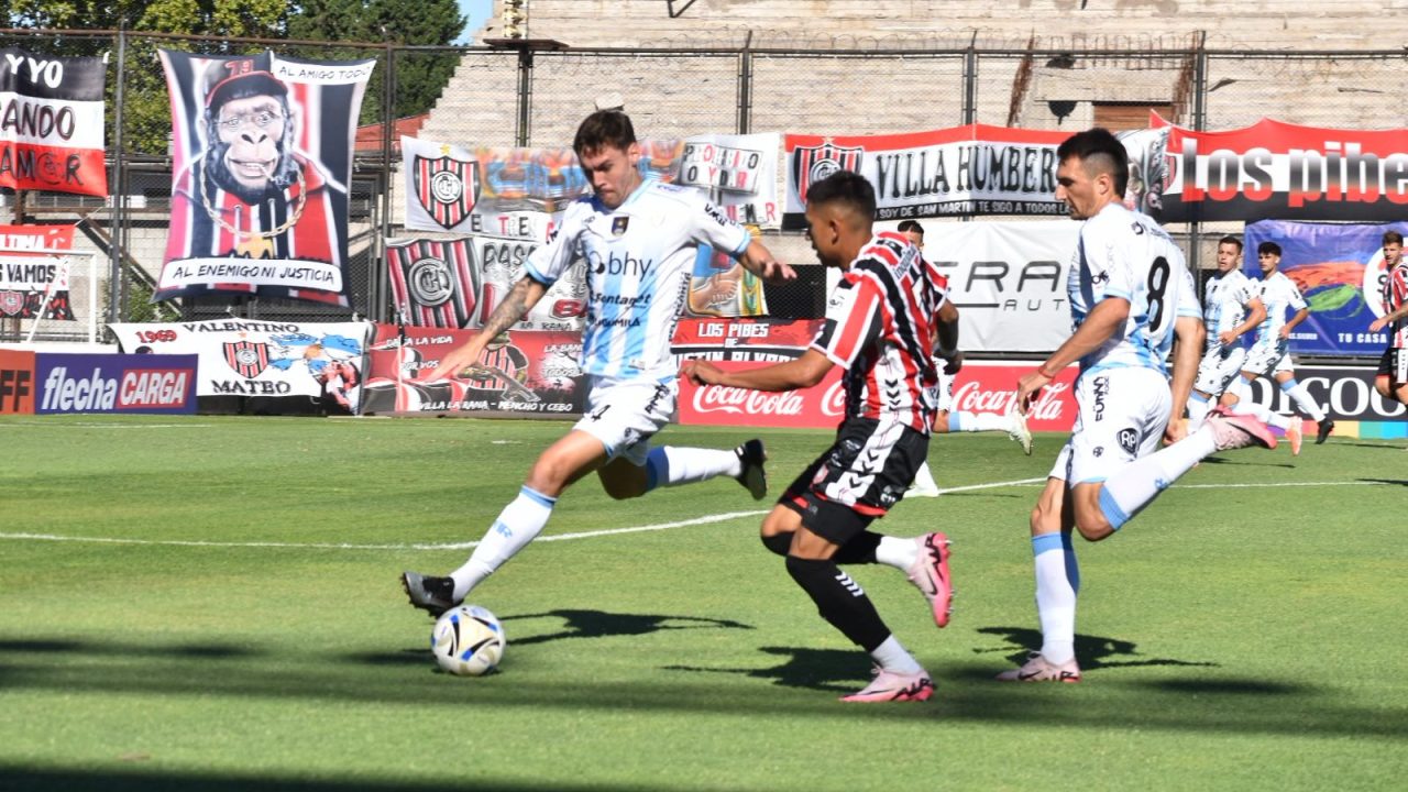 ¡Triunfazo agónico! El Celeste se lo llevó en la última ante Chacarita y no para de ganar.