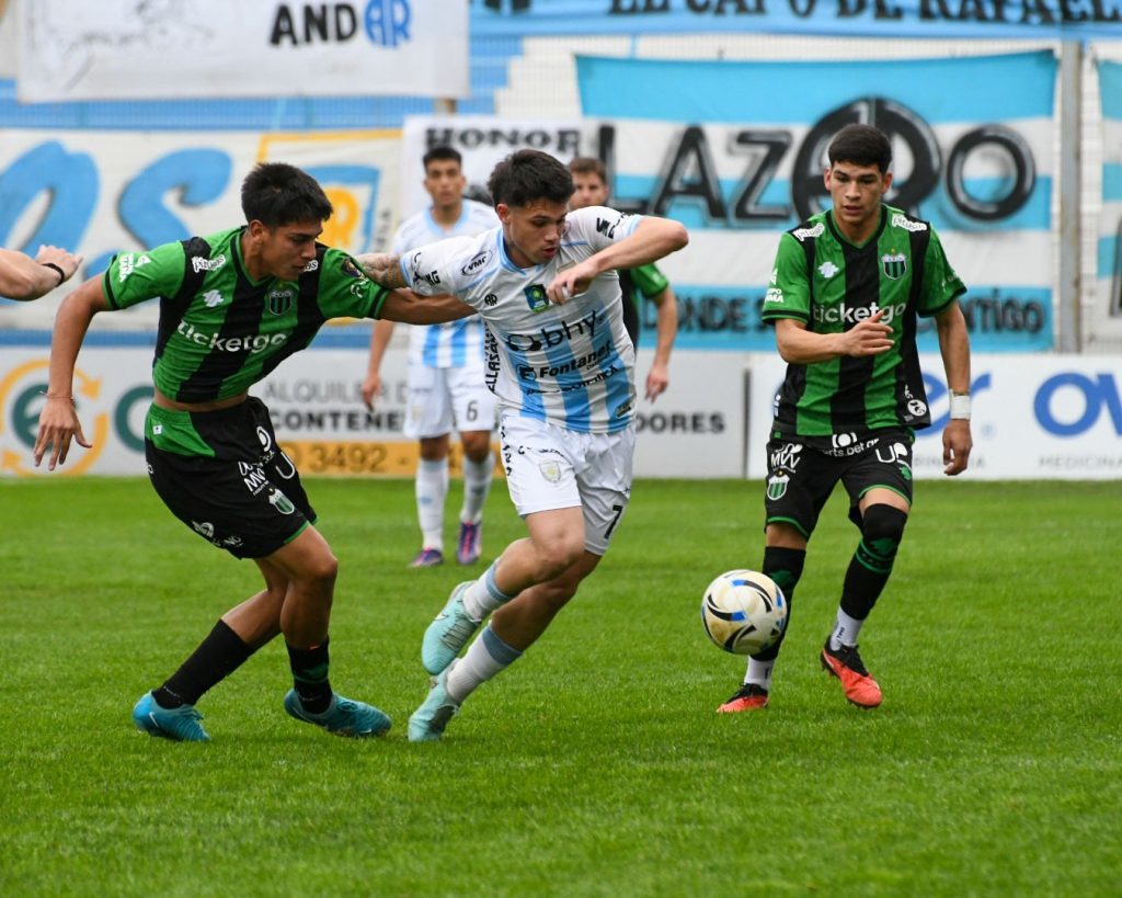 Respiro en el Monumental: Atlético venció a Nueva Chicago con diez jugadores y cortó la racha negra